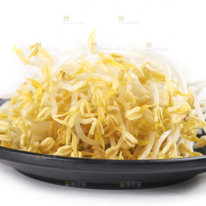 盘子里装着绿豆芽