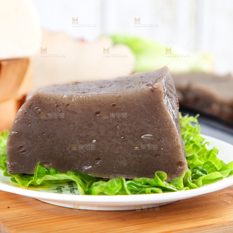 木板上放着一盘魔芋豆腐