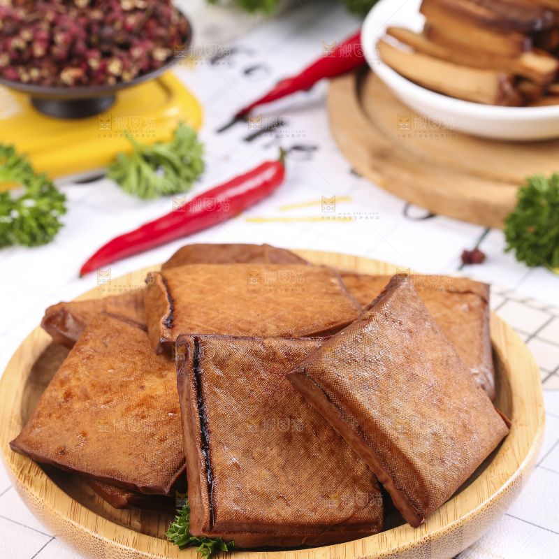 木板上放着豆干