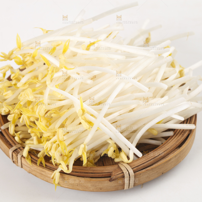 盘子里装着绿豆芽