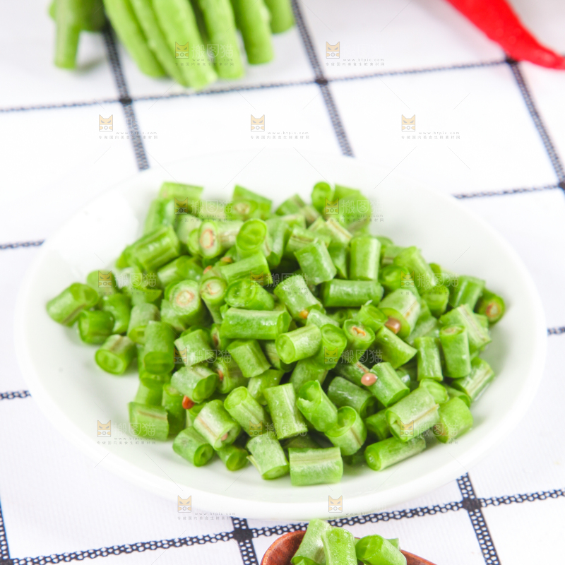 盘子里装着豇豆角