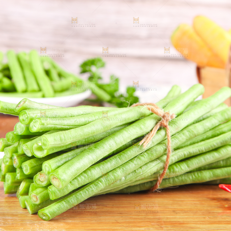 盘子里装着豇豆角