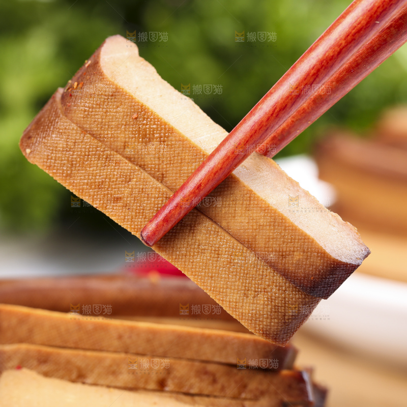 筷子上夹着豆腐干