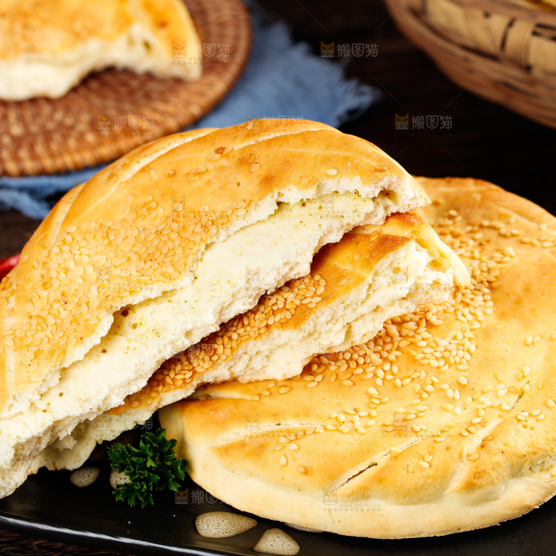 木板上放着芝麻烧饼
