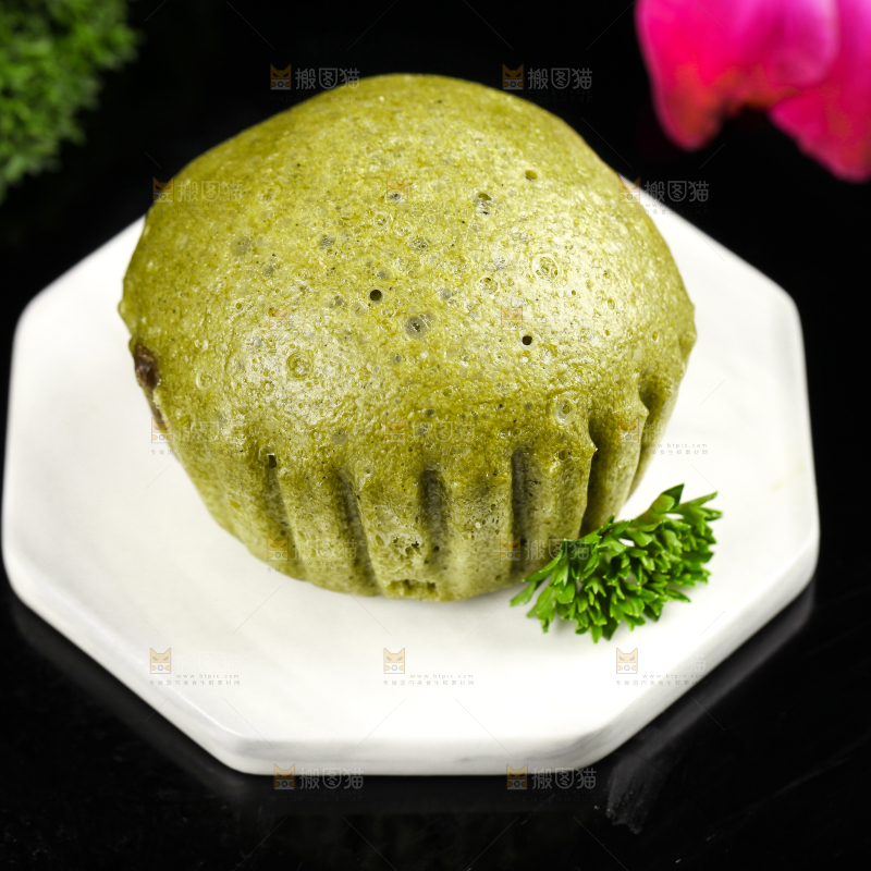 石板上放着抹茶巧克力马拉糕