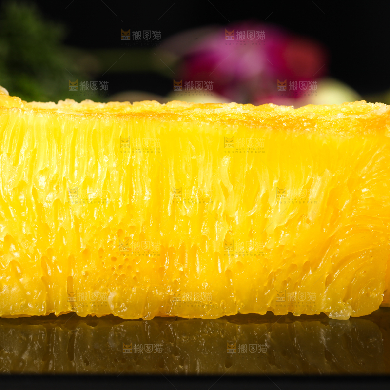 黑底上放着椰汁黄金糕