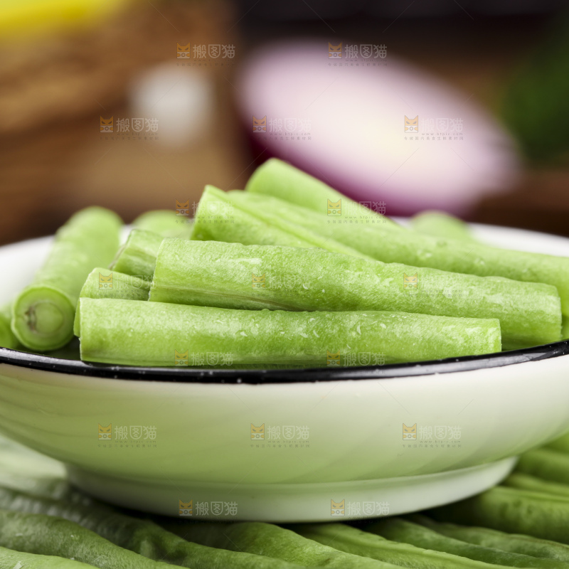 木板上放着一盘新鲜豆角