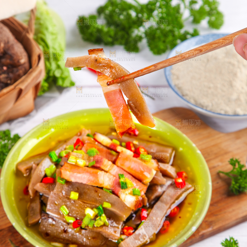 盘子里装着凉拌魔芋豆腐