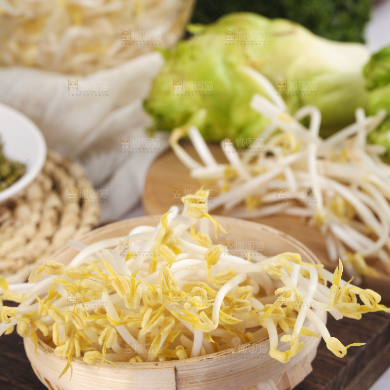 木板上的嫩豆芽
