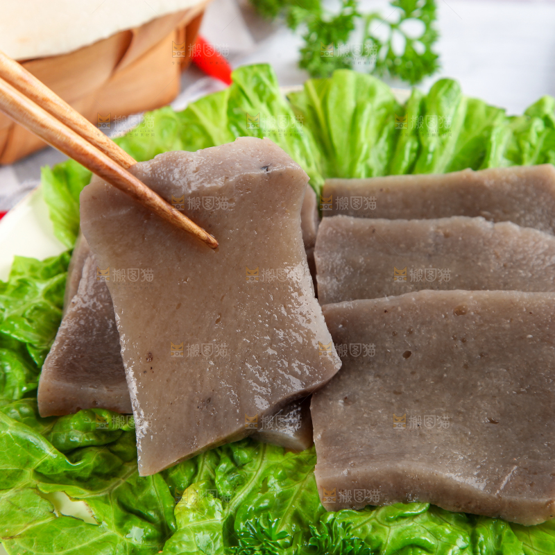 木板上放着一盘魔芋豆腐