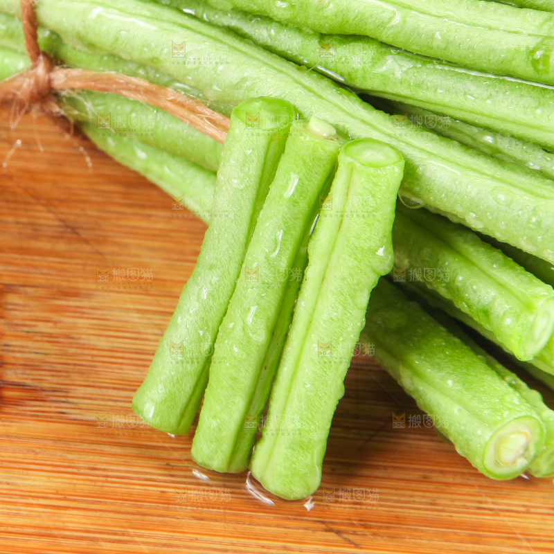 盘子里装着豇豆角
