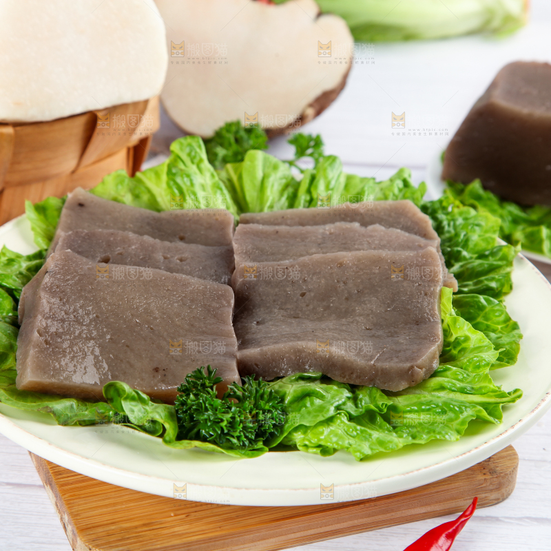 木板上放着一盘魔芋豆腐