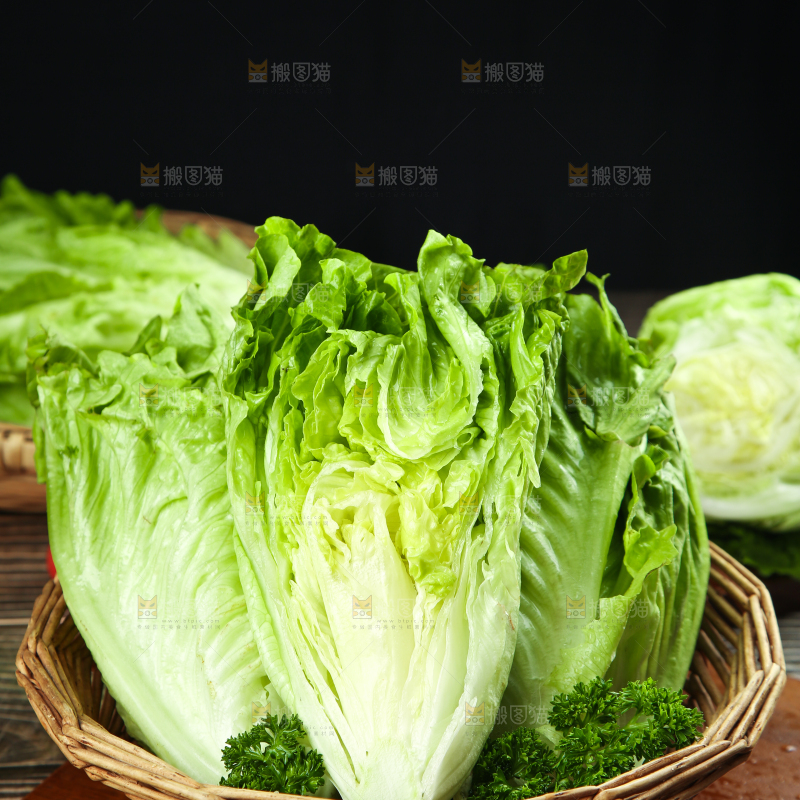 木板上放着新鲜生菜