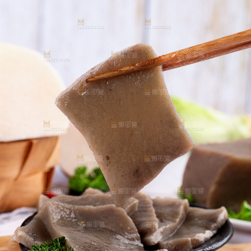 木板上放着一盘魔芋豆腐