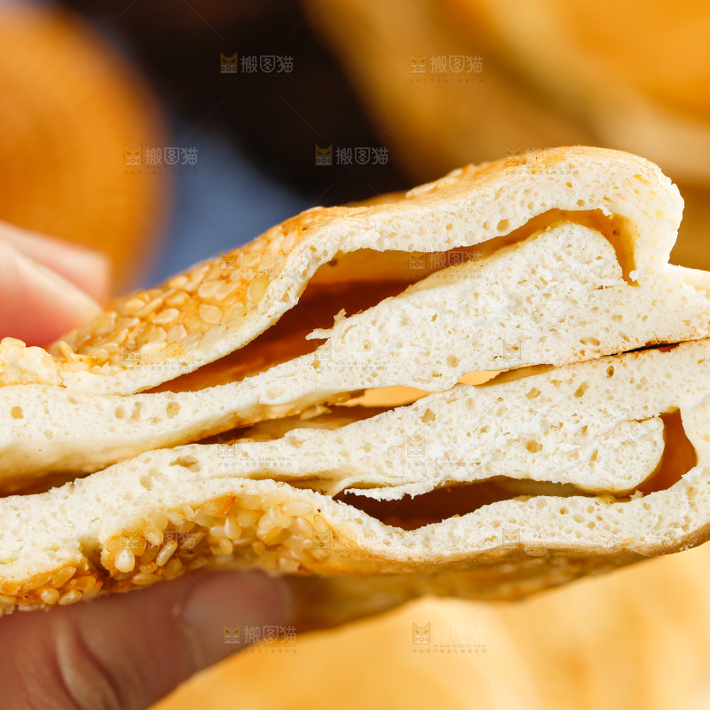 木板上放着芝麻烧饼