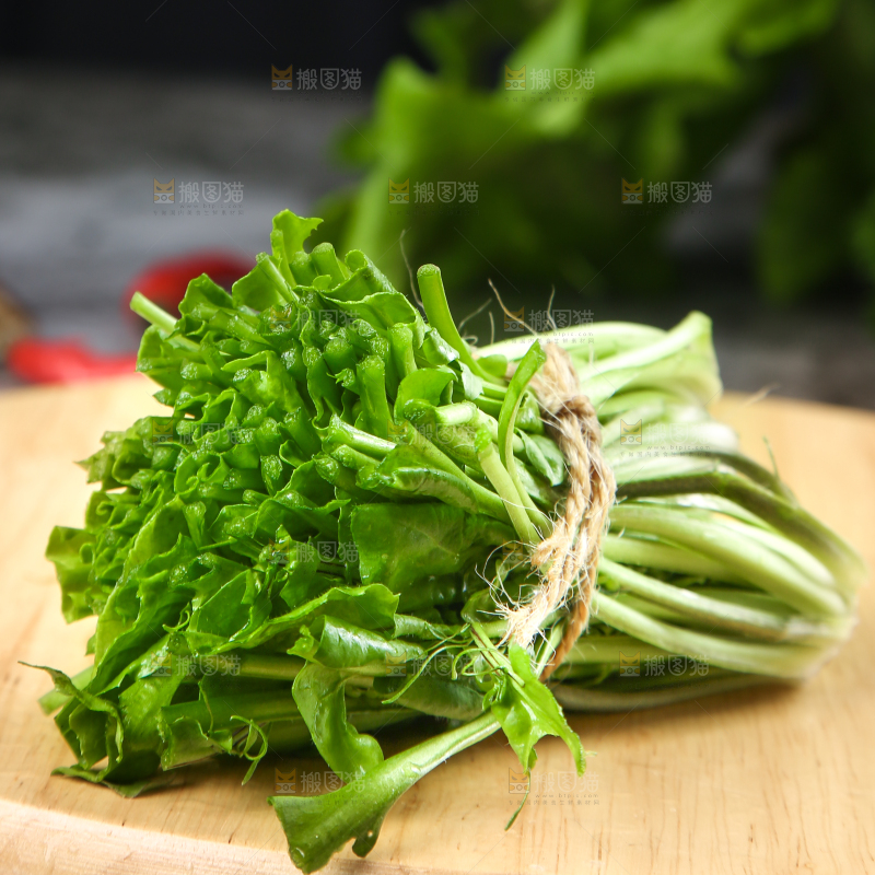 木板上放着野生芥菜