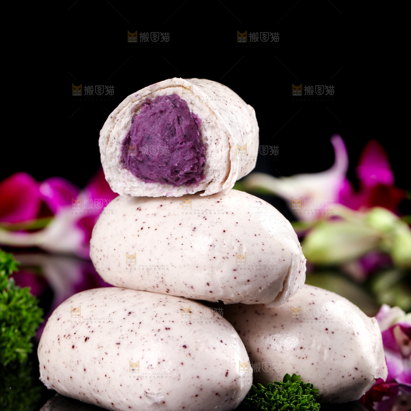 石板上摆放着紫薯馅包子