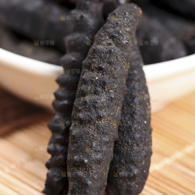 木板上放着野生海参