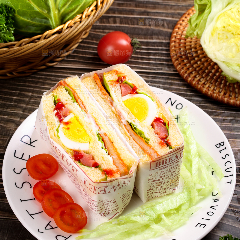 盘子里放着三明治