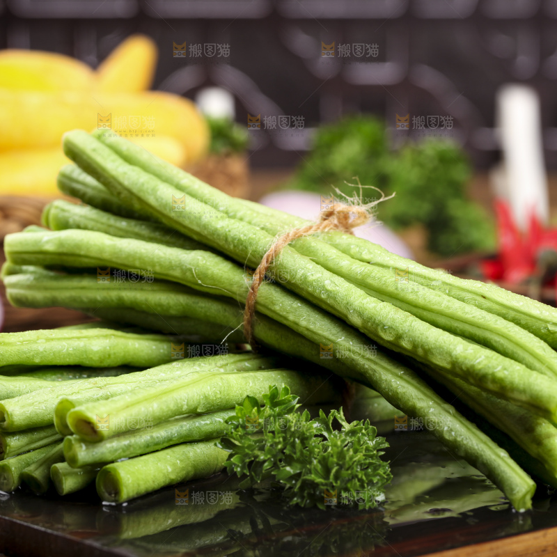 木板上放着一盘新鲜豆角