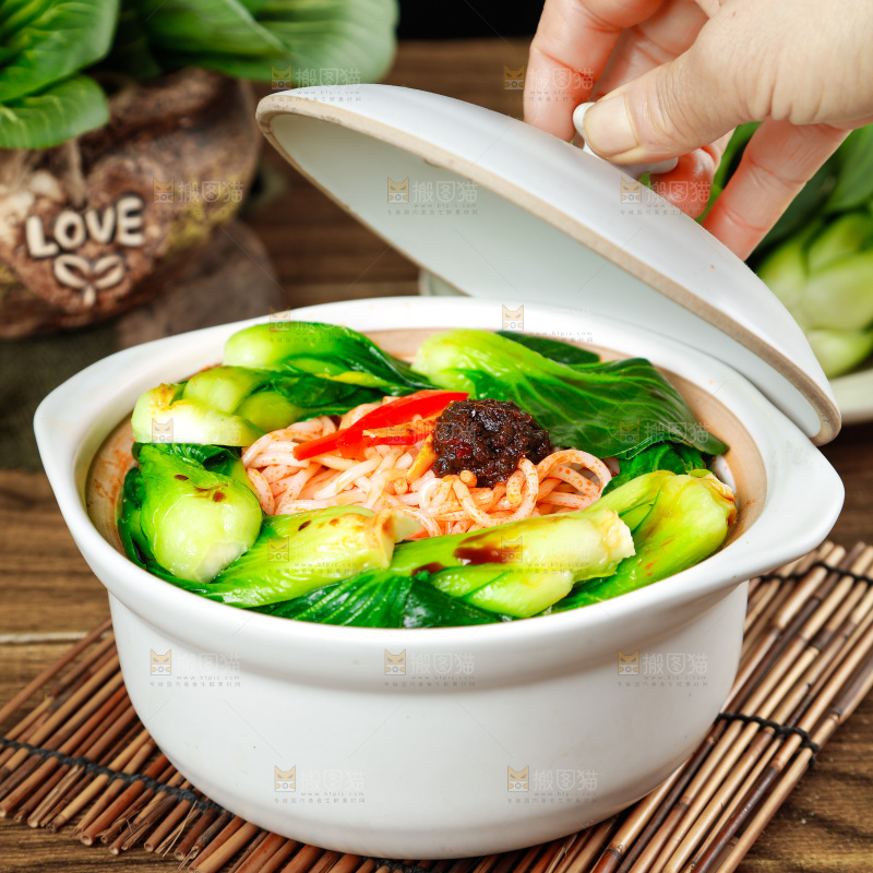 碗里装着青菜米粉