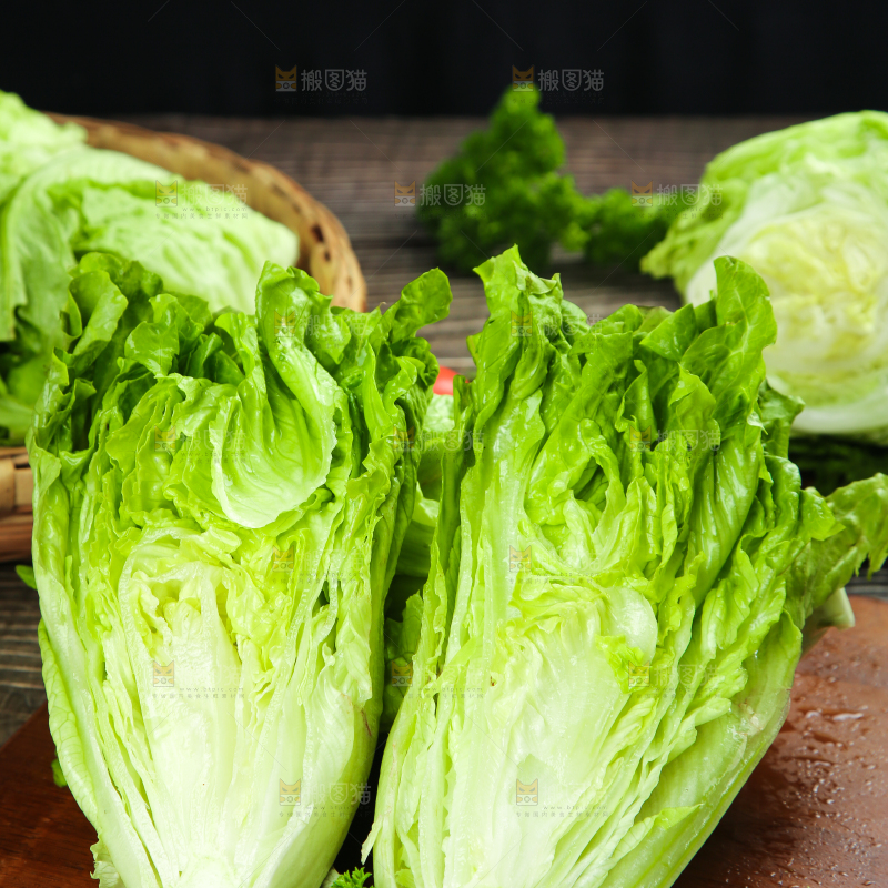 木板上放着新鲜生菜