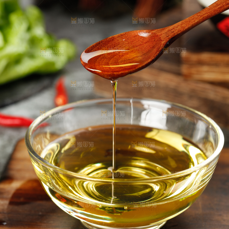 木板上放着一碗食用油