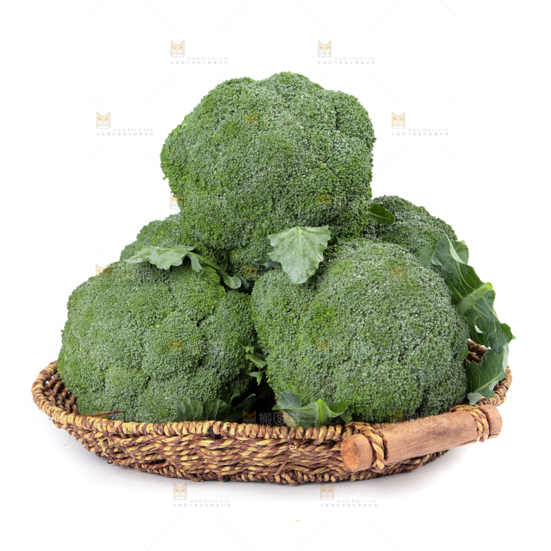 一盘西兰花放在白底上