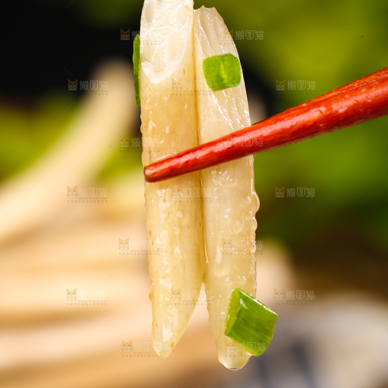 筷子上夹着炒藕带