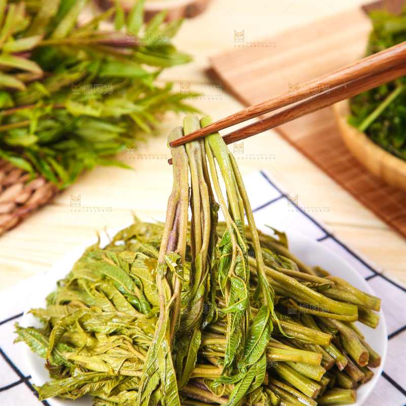 筷子夹着香椿芽