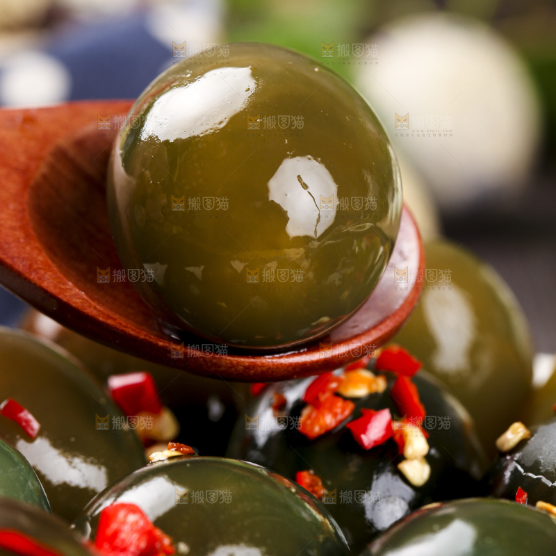盘子里装着溏心珍珠小皮蛋