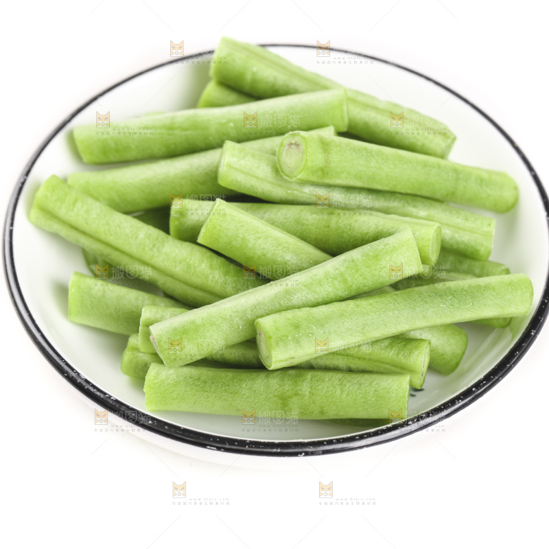 白底上放着一盘长豆角