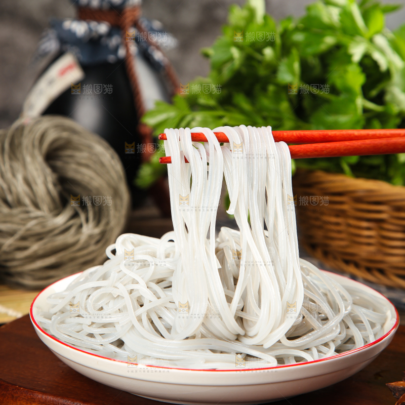 筷子夹着红薯粉