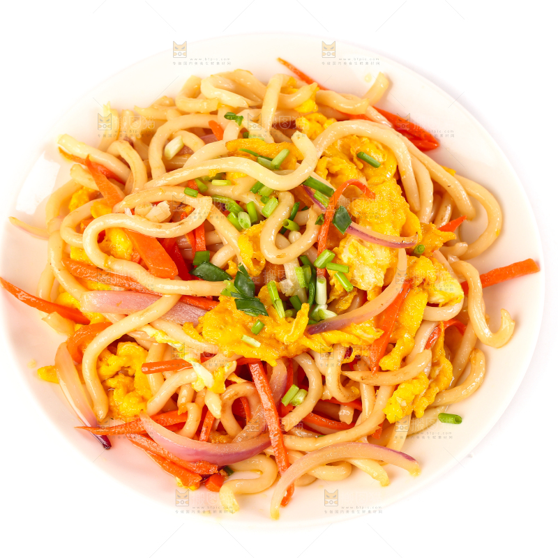 盘子里装着乌冬面炒鸡蛋