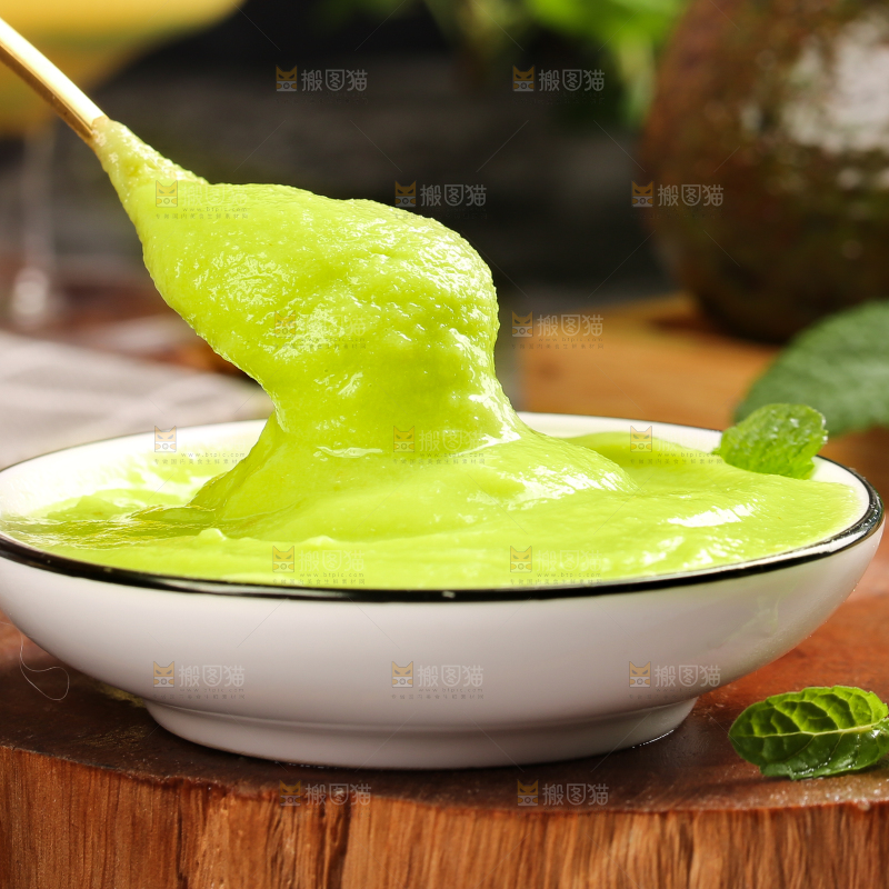 勺子里的牛油果果泥