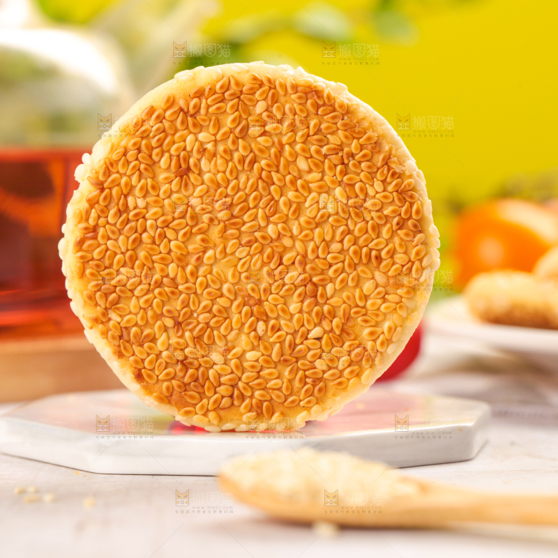 石板上放着芝麻馅饼