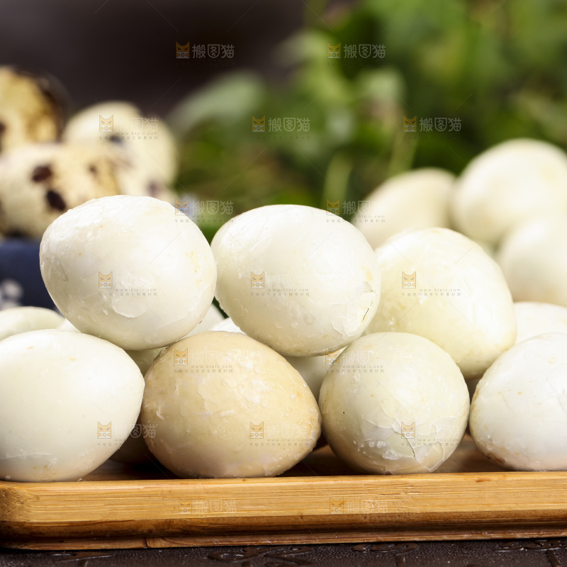 盘子里装着溏心珍珠小皮蛋