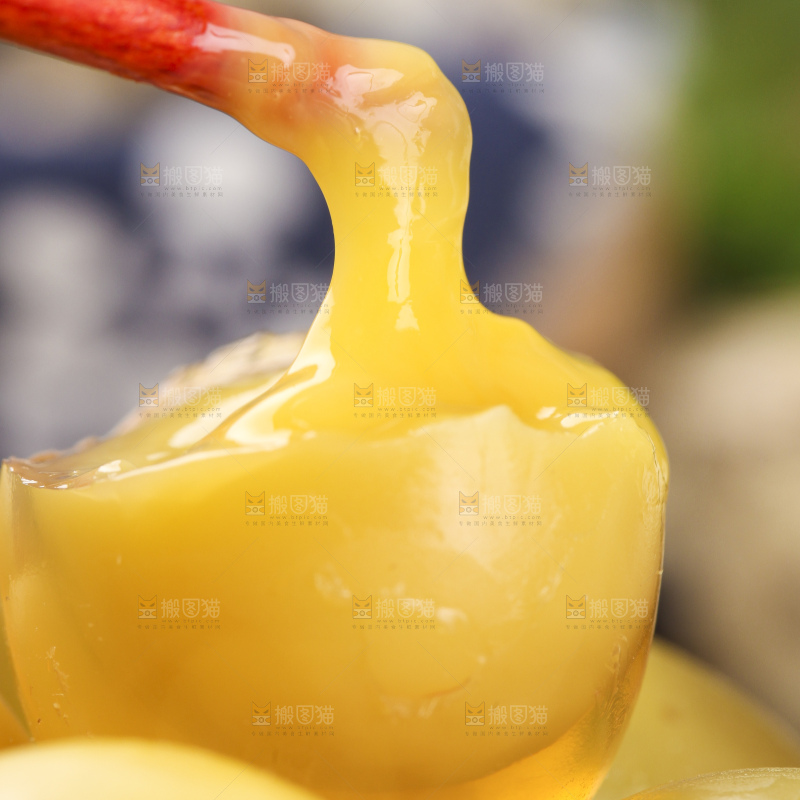 盘子里装着溏心珍珠小皮蛋