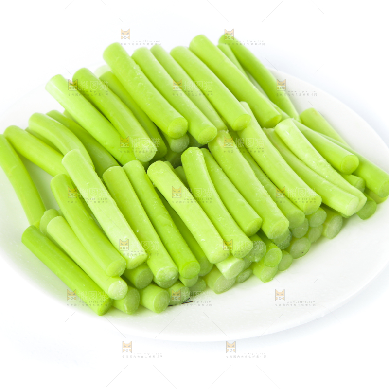 一盘新鲜蒜苔段放在白底上