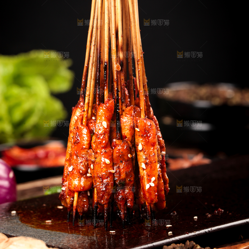 深底上的烤肉串