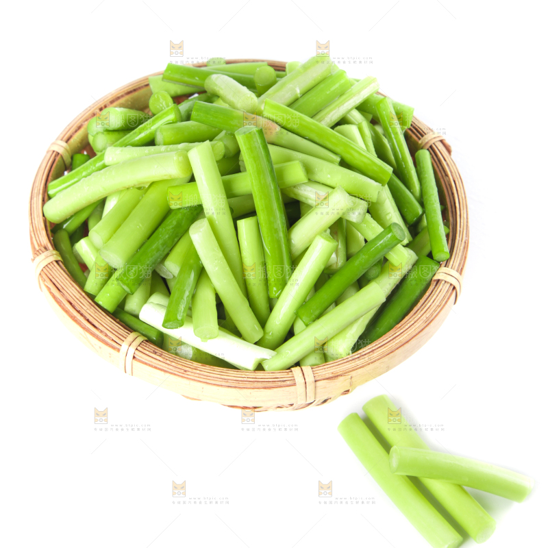 白底上放着一筐新鲜蒜苔段