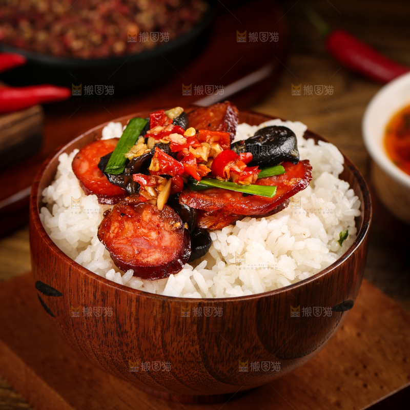 饭上面放着炒腊肠