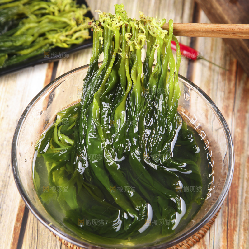 木板上放着一碗海白菜