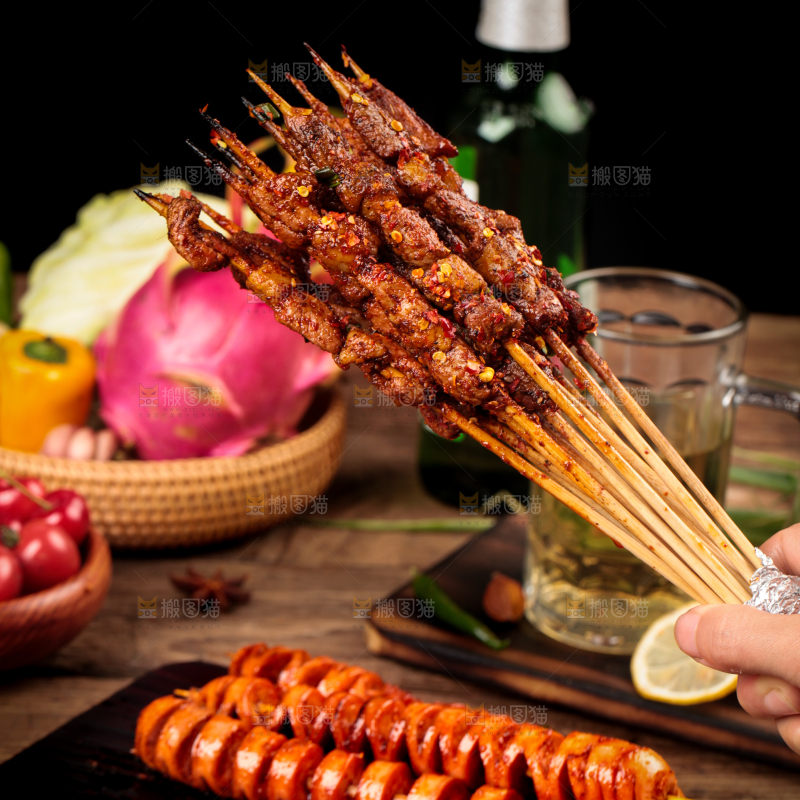 手拿羊肉烤串