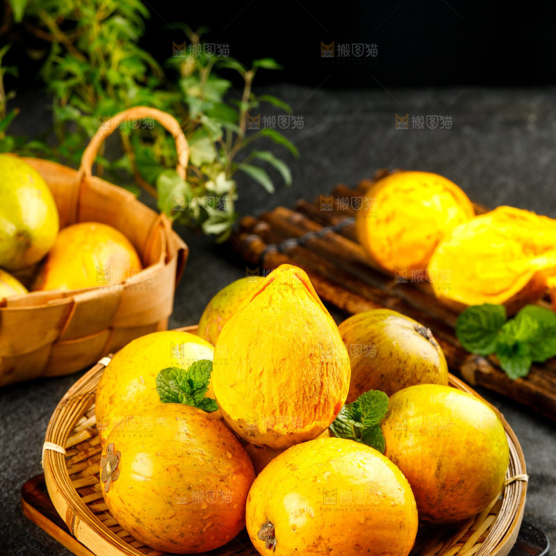 一盘海南蛋黄果放在深底上