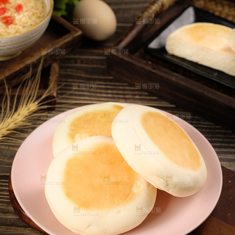 盘子里装着奶香饼