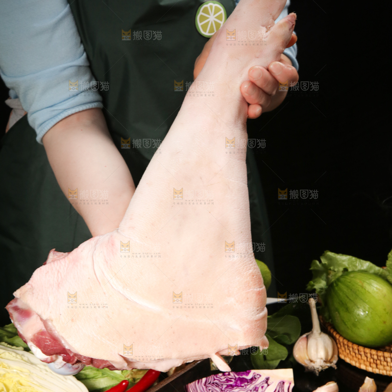 手拿新鲜猪腿