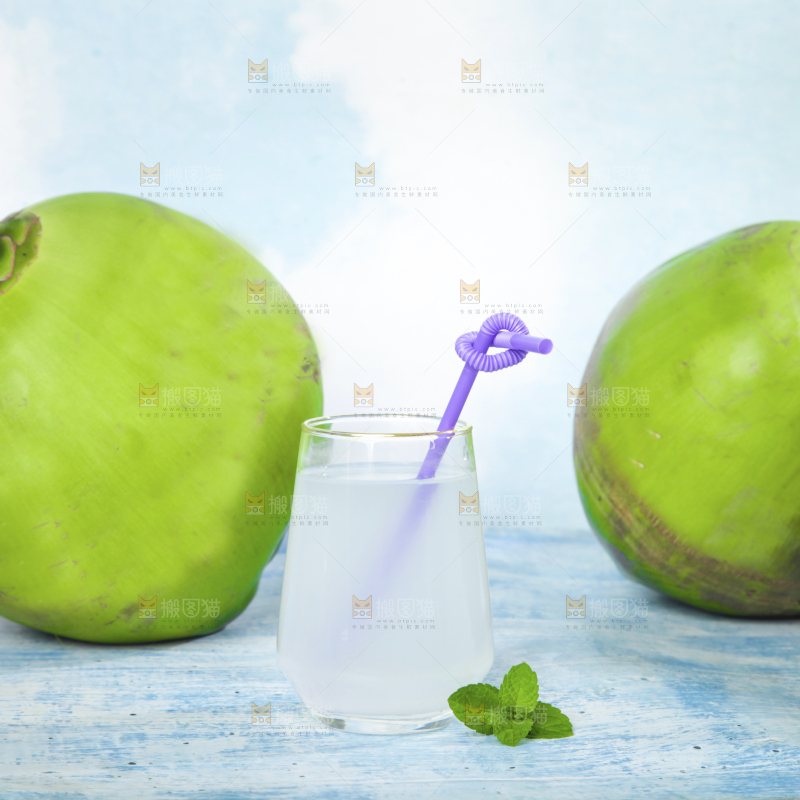 蓝底上放着一杯椰汁