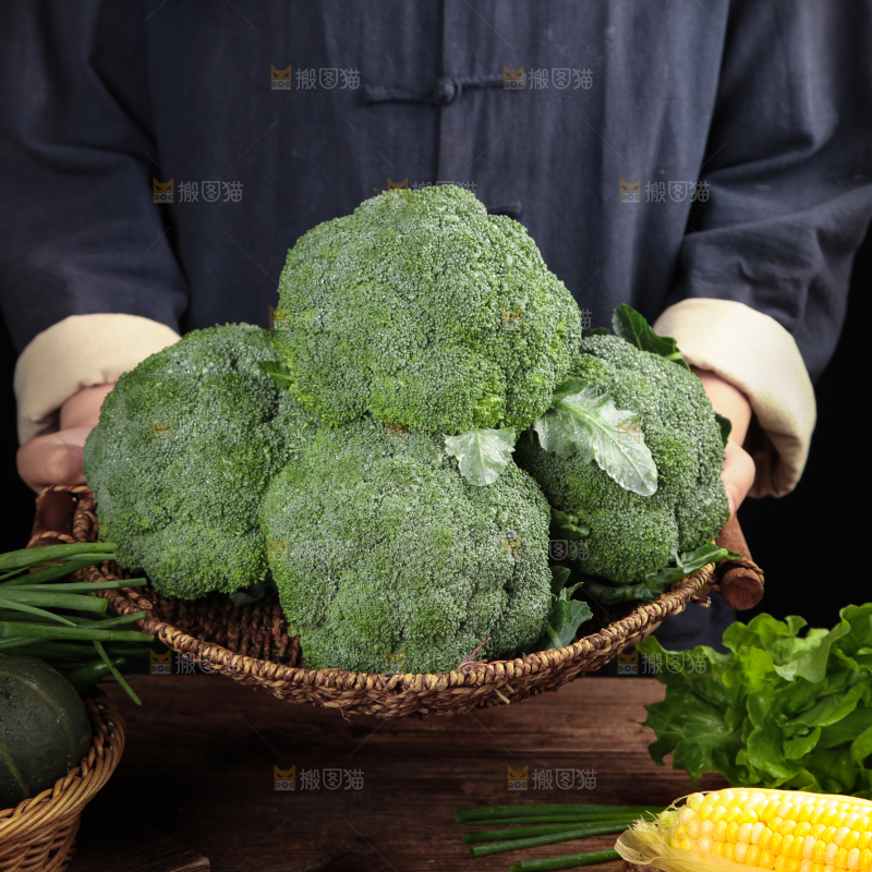 手拿一筐西兰花