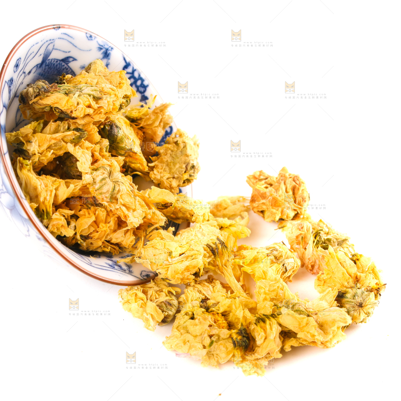 一碗干菊花放在白底上